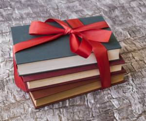 اهدا ۲۷۰ جلد کتاب کمک درسی به کتابخانه‌های عمومی بندرلنگه