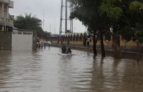 بارندگی شدید باعث آبگیری معابر در محله سماچ بندرلنگه شد