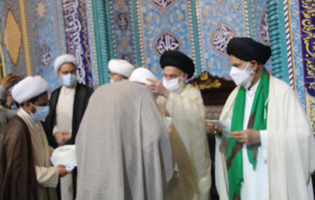 با حضور حضرت آیت الله حسینی بوشهری مراسم عمامه گذاری طلاب حوزه علمیه آل البیت(ع) بندرلنگه برگزار شد