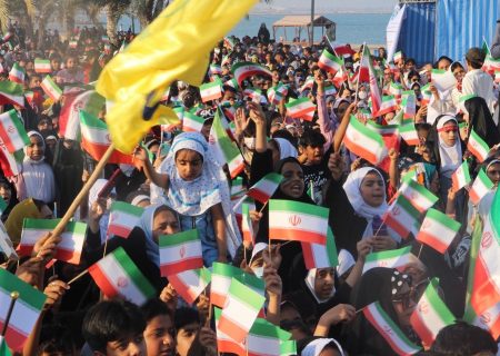 هم‌خوانی سرود  «سلام فرمانده» در بندرلنگه
