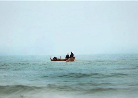 پیدا شدن صیادی بهمراه دو فرزندش پس از یک روز مفقودی در دریا توسط صیادان محلی در بندرچارک