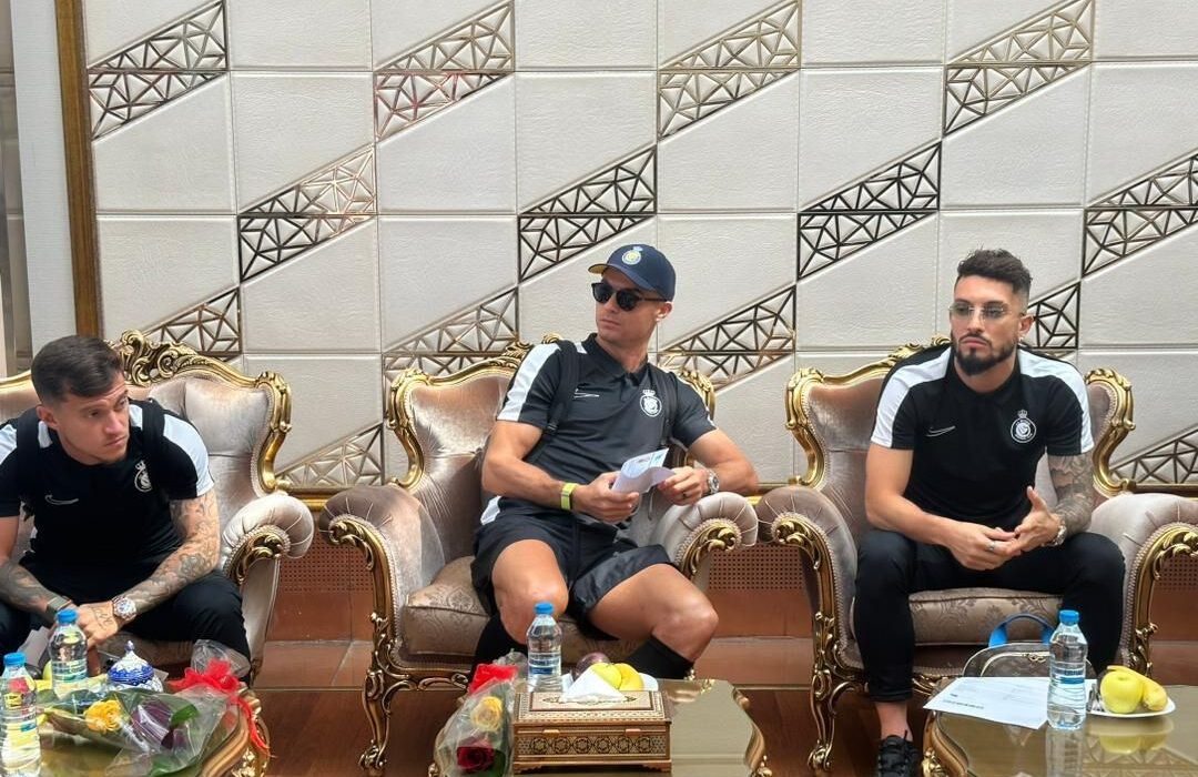 کاوران النصر وارد تهران شد/ استقبال شخصیتهای برجسته فوتبال از تیم النصر به همراه سفیر عربستان