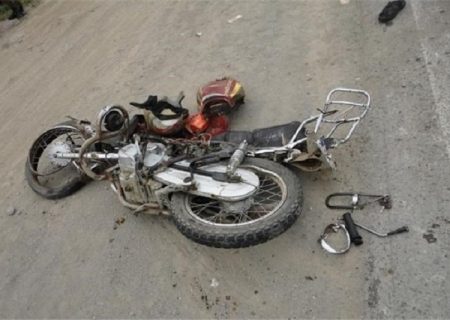 زمین خوردن موتور سیکلت بر روی شن‌های دپو شده در بندرلنگه