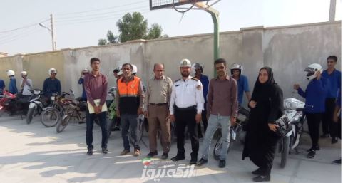 توزیع ۲۰عددکلاه ایمنی رایگان در روستایشناس بخش مرکزی، شهرستان بندرلنگه