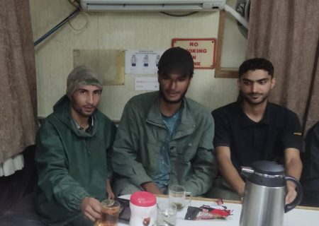 نجات ۳ صیاد پارسیانی گرفتار در طوفان در آبهای خلیج فارس