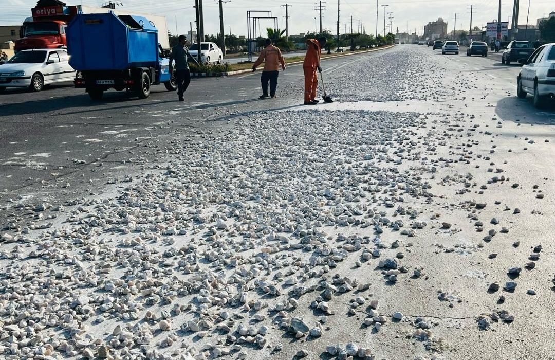 جمع آوری سنگ ریزه های خیابان روبروی مصلی توسط نیروههای شهرداری بندرلنگه