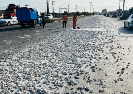 جمع آوری سنگ ریزه های خیابان روبروی مصلی توسط نیروههای شهرداری بندرلنگه