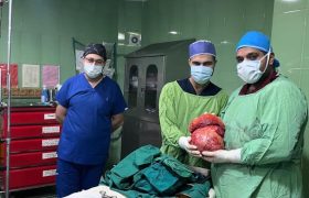 جدال چهارساعته تیم جراحی با تومور ۵ کیلویی خانمی ۵۰ ساله در بندرلنگه