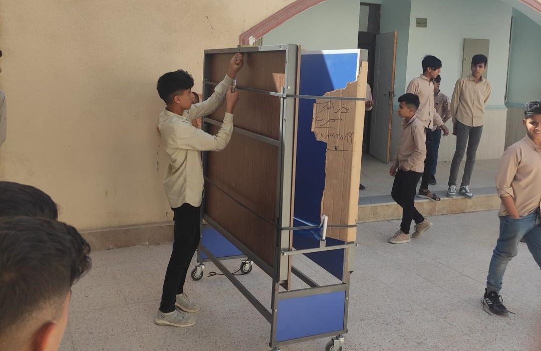 تأمین تجهیزات آموزشگاه توسط دانش‌آموزان دبیرستان سلمان فارسی روستای کنخ