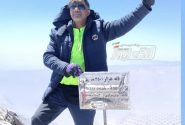 صعود پوردادخدایی کوهنورد شهرستان بندرلنگه به قله ۴۵۰۱ متری هزار