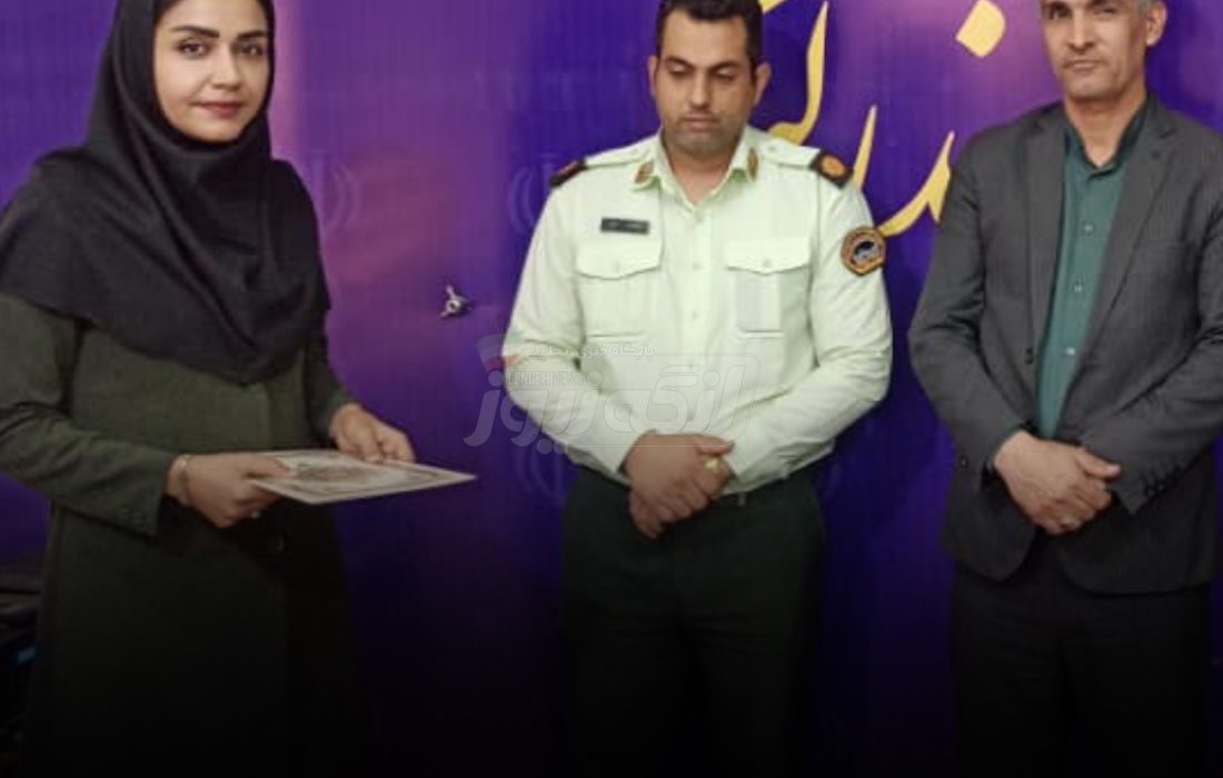 تجلیل از کارمندان نمونه ادارات بندرلنگه در هفته دولت