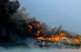 آتش‌سوزی لنج باری بندر چارک؛ هنوز بخشی از شناور در حال سوختن است
