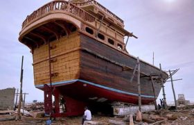 آخرین لنج چوبی ایران در بندر کنگ به آب انداخته می‌شود
