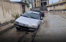 سقوط ۳ خودرو در چاله‌های رهاشده کوی لاری پس از بارندگی امروز