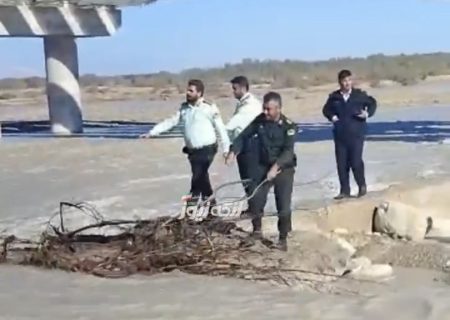 نیروی انتظامی شهرستان بندرلنگه در آبنمای کنخ برای ایمنی جاده