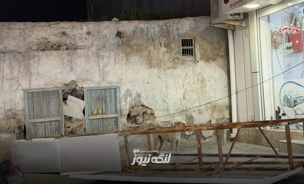 سقوط تابلو تبلیغاتی در مرکز بازار بندرلنگه