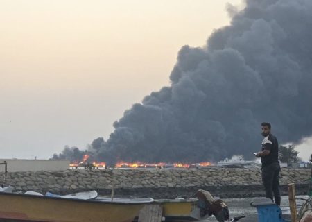۱۶ لنج در حمله جنگنده های دشمن در بندر لنگه دچار حریق شد