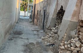 دیوار فرسوده در آستانه ریزش، جان ساکنان در خطر