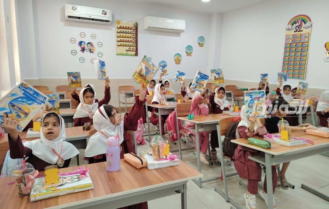توزیع هزار جلد دفتر بین دانش‌آموزان بندرکنگ