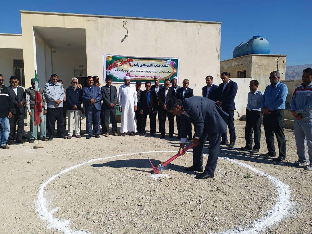 کلنگ مدرسه سه کلاسه متوسطه روستای رستاق به زمین زده شد