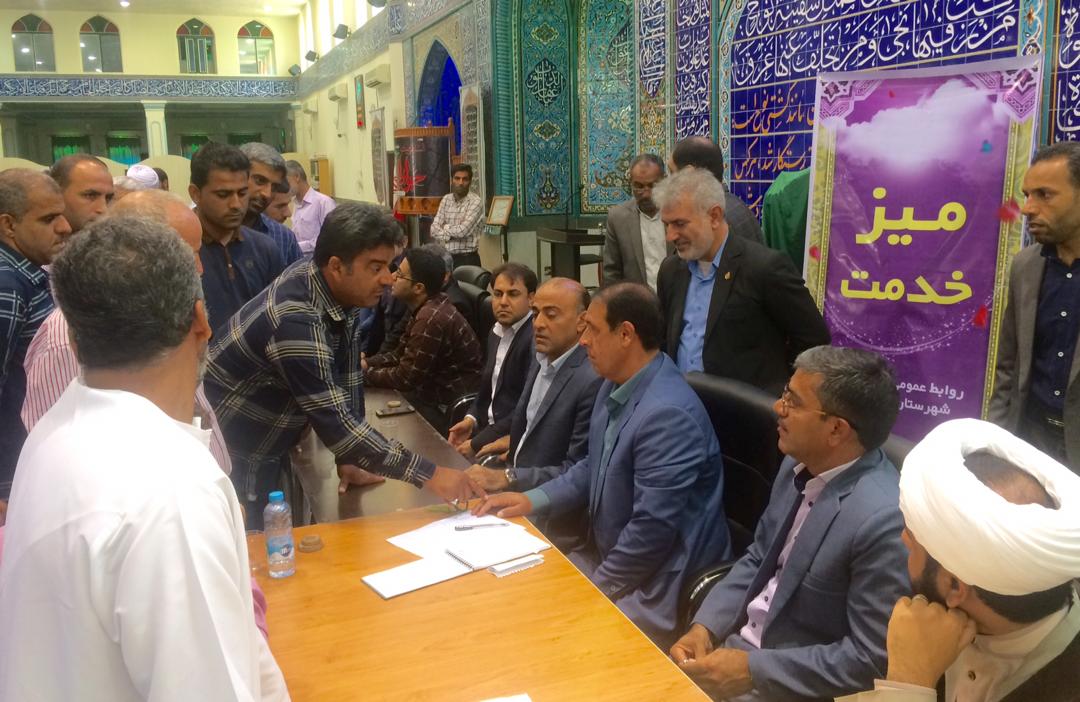 برپایی میز خدمت در جمع نمازگزاران نماز جمعه شهر بندرلنگه با حضور فرماندار و مسئولین
