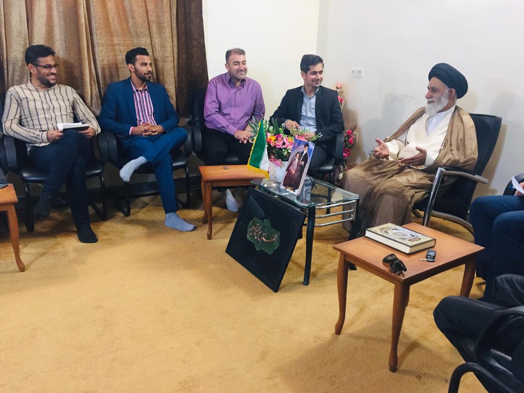 امام جمعه بندرلنگه از تحریم به عنوان هزینه استقلال نام برد و گفت: «معنای استقلال قطع ارتباط با دنیا نیست؛ بلکه خودکفایی و روی پای خود ایستادن است.»