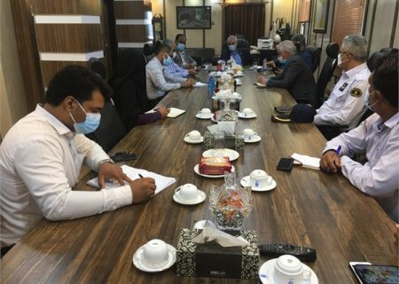 اعضای شورای جدید شهرستان بندرلنگه با حضور در اداره بنادر و دریانوردی غرب هرمزگان با مدیریت این بندر دیدار و گفتگو کردند.