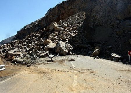 بازدید شبانه فرماندار از مسیر مسدود شده روستای کوه بدو بر اثر بارندگی اخیر و ریزش کوه