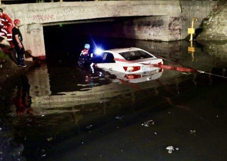 دو سرنشین خودرو گرفتار در رودخانه در بخش مهران نجات یافتند