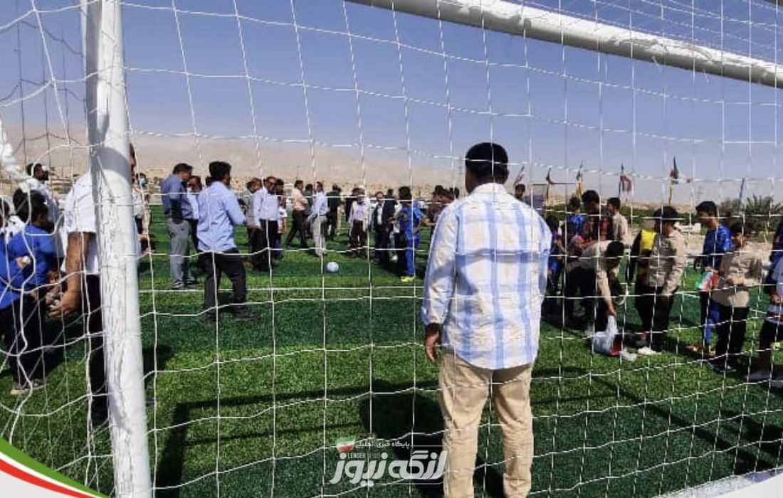 دو زمین چمن مصنوعی در روستای نخل خلفان و نخل جمال بخش شیبکوه افتتاح شد