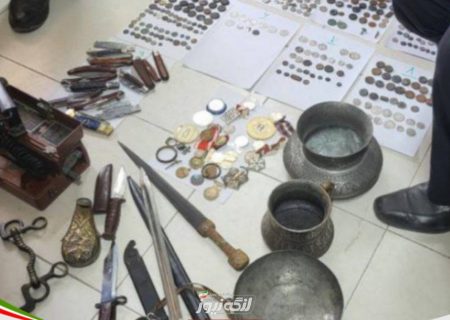 کشف سکه و اشیاء تاریخی از مسافر خروجی گمرک بندرلنگه به کشور امارات