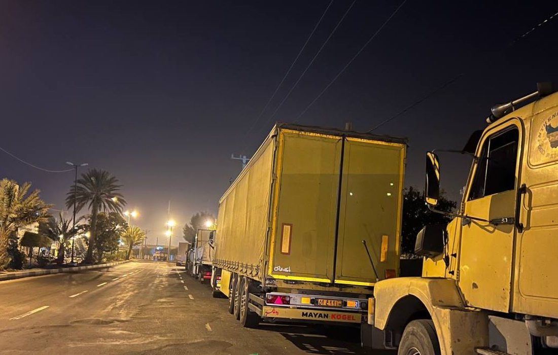 بیتفاوتی پایانه بار بندرلنگه به مزاحمت تریلیها برای مردم! چرا تریلیها به جای توقف در کنار خیابان در پایانه توقف نمیکنند؟