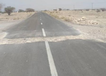 خرابی قسمتی از جاده دژگان-لمزان و سهل انگاری مسئولین باعث خسارات مالی به مردم شده است