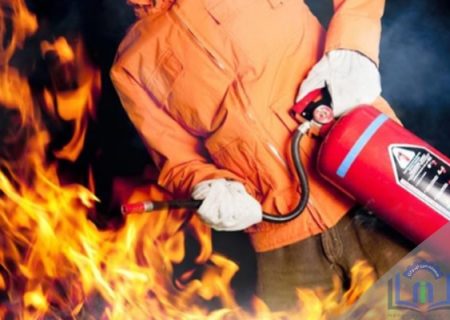 عملیات مهار آتش یک واحد مسکونی توسط آتشنشانان بندرکنگ