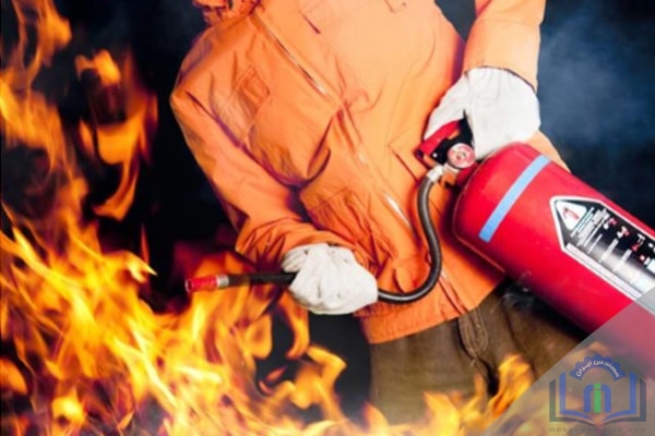 عملیات مهار آتش یک واحد مسکونی توسط آتشنشانان بندرکنگ