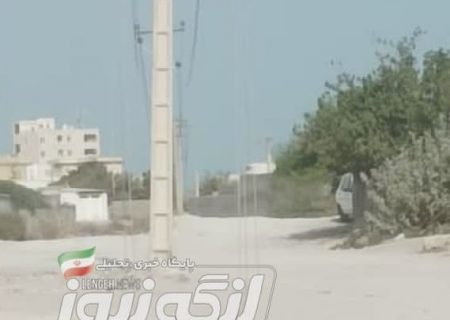 سقوط تیر چوبی برق فرسوده در محله بلوچ