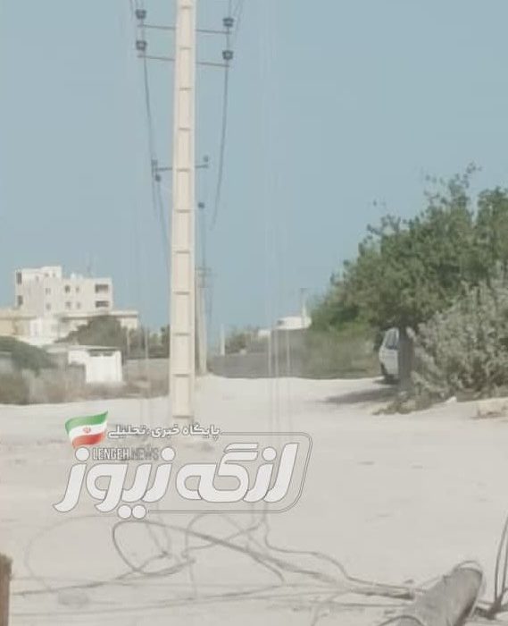 سقوط تیر چوبی برق فرسوده در محله بلوچ