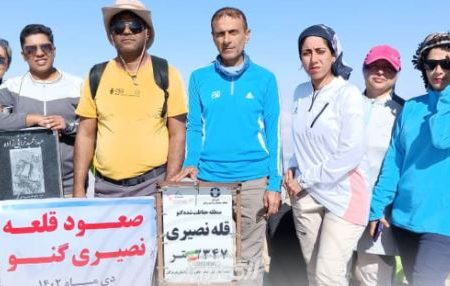 صعود کوهنوردان شهرستان بندرلنگه به قله نصیری گنو بندرعباس