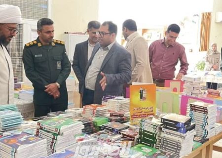 همزمان با نمایشگاه بین المللی تهران نمایشگاه کتاب در کتابخانه مرکزی بندرلنگه افتتاح شد