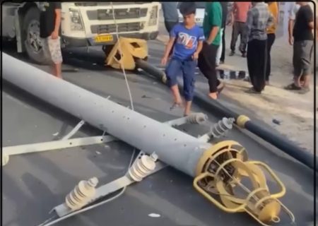 قطعی چهارساعته برق در روستای چاه مسلم بر اثر برخورد کامیون با تیر برق