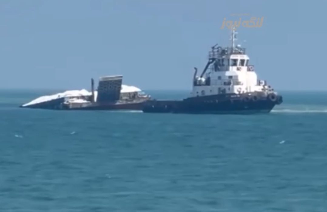 تک‌بارج صمد ۲۱ در نزدیکی ساحل پارک کوثر بندرلنگه به گِل نشست