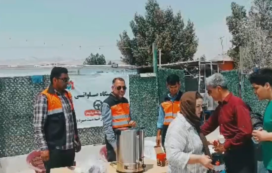 برپایی ایستگاه صلواتی نوشیدنی گرم برای جلوگیری از خواب‌آلودگی رانندگان در محور بندرلنگه-پارسیان