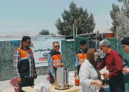 برپایی ایستگاه صلواتی نوشیدنی گرم برای جلوگیری از خواب‌آلودگی رانندگان در محور بندرلنگه-پارسیان