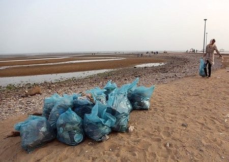 پاکسازی ساحل مکسر بندرمقام با همت خانه محیط زیست بندرمقام
