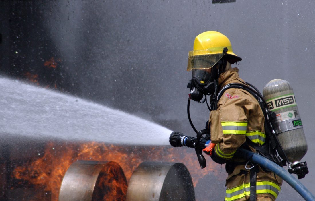 حضور آتش‌نشانی بندرلنگه در عملیات امداد اسکله شهید رجایی