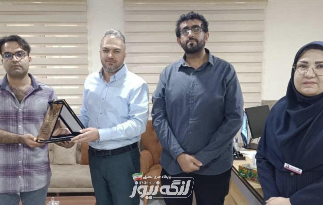 تقدیر رئیس بیمارستان شهدا بندرلنگه از پرستار نمونه فروردین ماه