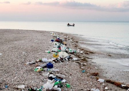 بحران زباله‌های پلاستیکی در دریا و سواحل بندرلنگه و نقش صیادان محلی در کنترل یا تشدید آن