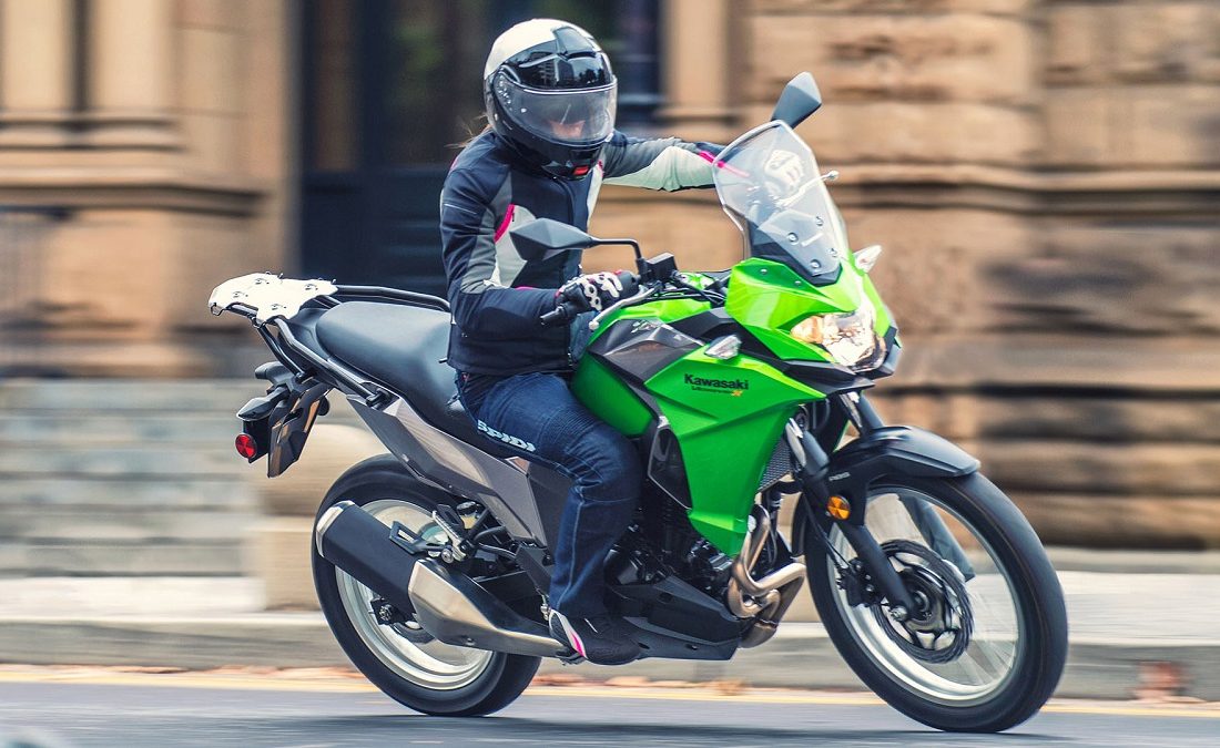 حرکت خطرناک موتورسواران جوان در حوالی فرودگاه بندرلنگه