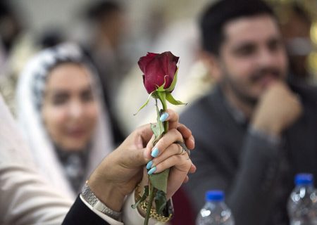 برگزاری جشن باشکوه عروسی دسته‌جمعی برای ۱۳ زوج جوان در روستای لاوردین با مشارکت خیرین