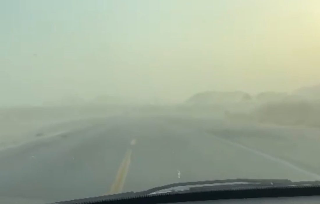 صدای مردم/آلودگی هوا ناشی از گرد و خاک شرکت گچ و سنگ در محور بندرخمیر-بندرلنگه دید را به شدت کاهش می دهد